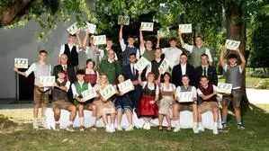 Schülerfoto, wobei Schilder in die Höhe gehalten werden