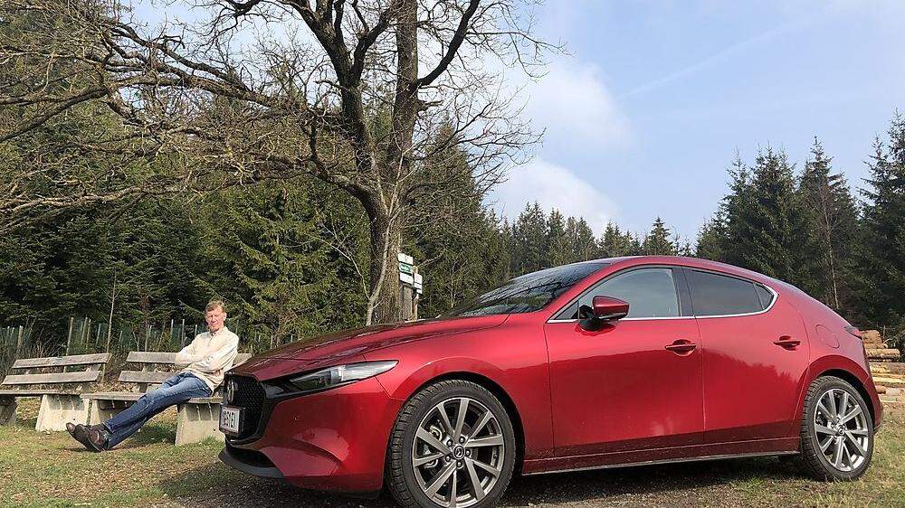 Entspanntes Verhältnis: Cheftester Walter Röhrl mit dem Mazda 3, der neue Akzente in der Kompaktklasse setzt