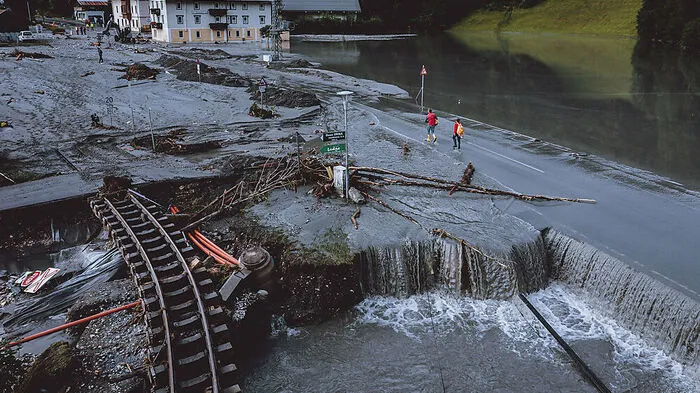 Straße sowie Bahngeleise wurden in Wald im Pinzgau unterspült, nachdem ein Gewitter zu Überflutungen der Krimmler Ache geführt hatte.