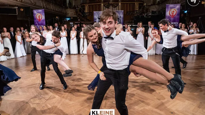 Die Maturantinnen und Maturanten des BG/BRG Seebacher führten ihre Gäste im Grazer Congress durch eine rauschende Ballnacht. Unter dem Motto Ain´t no mountain high enough - auf der Spitze des BeRG´s, wurde ausgelassen gefeiert. Highlight des Abends war die wundervolle Polonaise. Hier gibt's die schönsten Bilder.