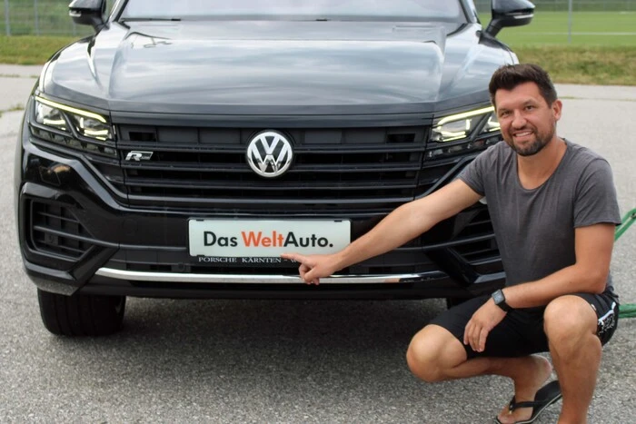 Es gab auch eine Autoschau von Porsche Wolfsberg, am Bild Thomas Tripold vom Verkaufsteam.
