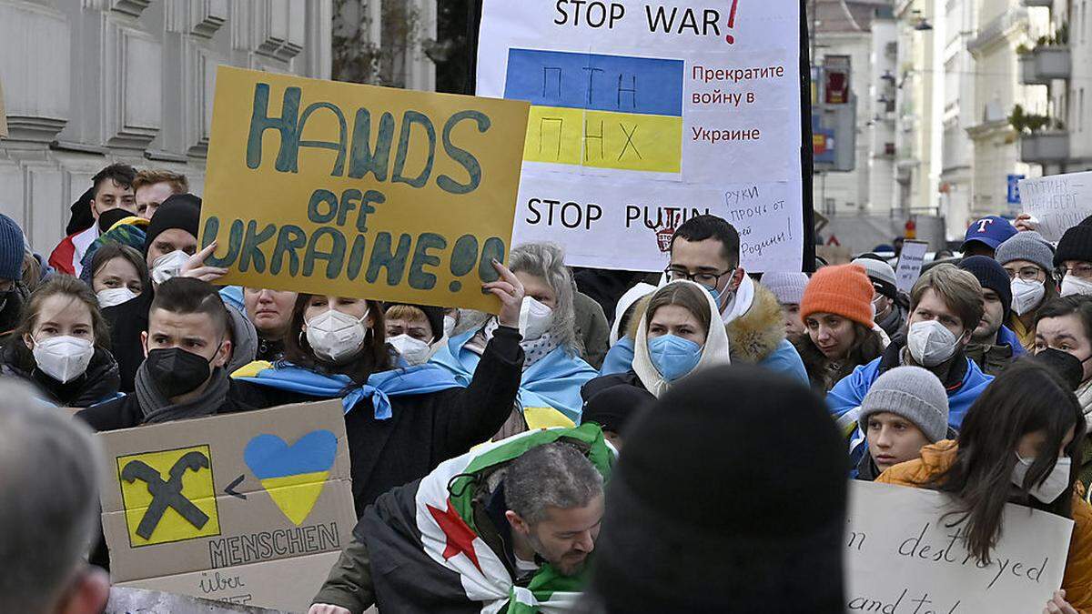 Demonstration vor der russischen Botschaft in Wien