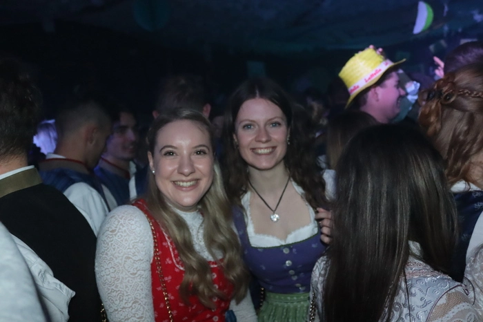 Klicken Sie sich durch die Bilder des St. Andräer Bauernball 2025.