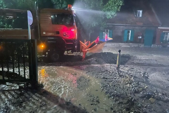 In Graz standen sogar Schneepflüge für die Aufräumarbeiten im Einsatz.