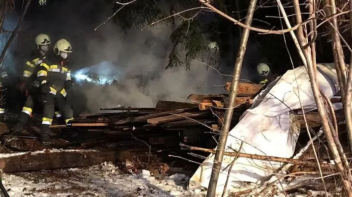 Die Feuerwehr löschte den brennenden Holzstapel