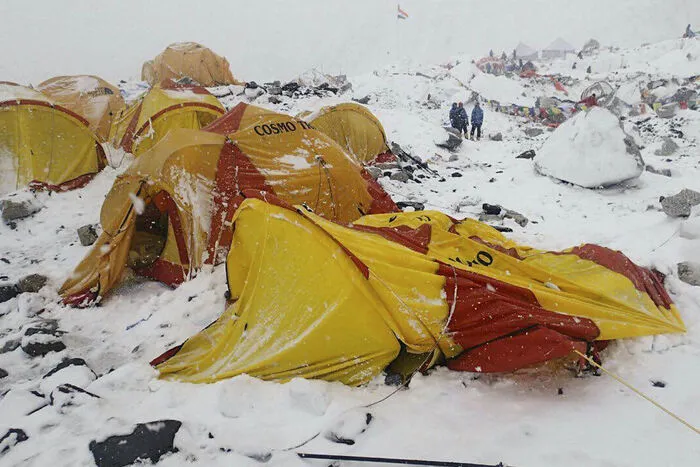 Rund um den Mount Everest lösten sich bei jedem Zittern der Berge Lawinen und Erdrutsche. Mindestens 18 Menschen starben allein im Basislager am höchsten Berg der Erde.