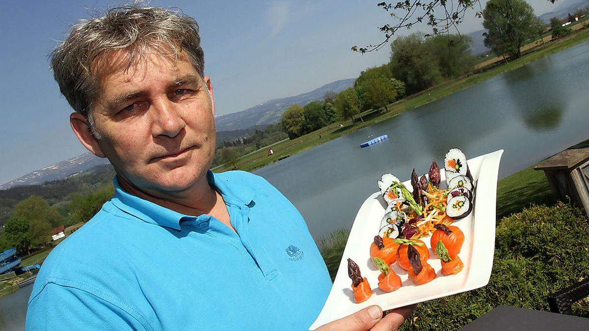 Bernhard Jandl präsentiert das Lavanttaler Spargel-Sushi und serviert dieses auch in seinem Restaurant am St. Andräer See 