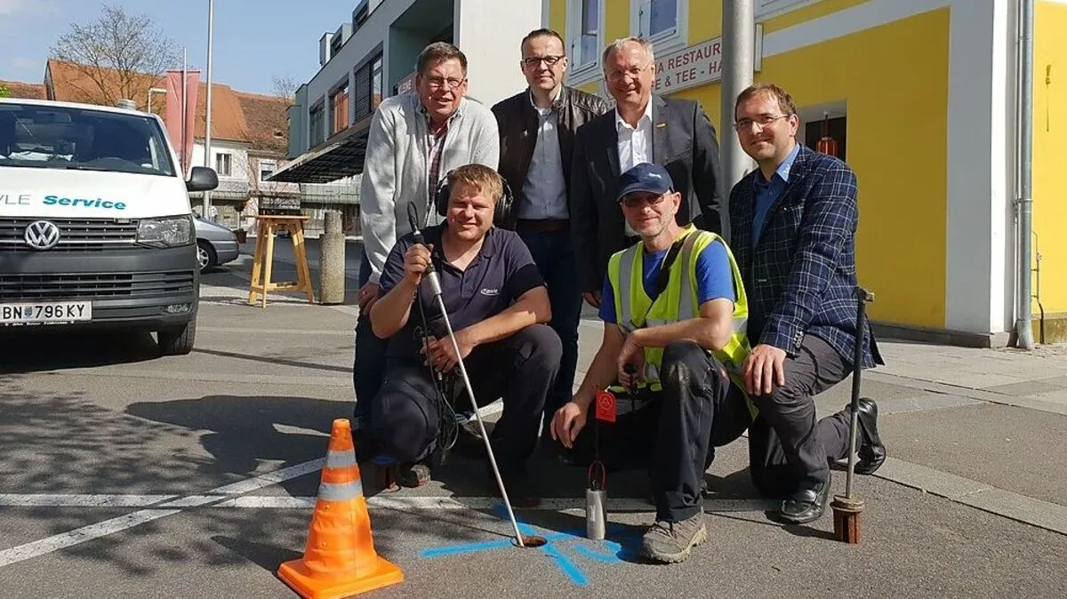 Ein Leck haben sie mit dieser Methode am Feldbacher Hauptplatz gefunden – und gleich nachgehört: Günter Lipp, Achim Konrad, Josef Ober (Gemeinde Feldbach), Franz Friedl (GSO), Andreas Lechner und Dieter Gärtner (Hawle)