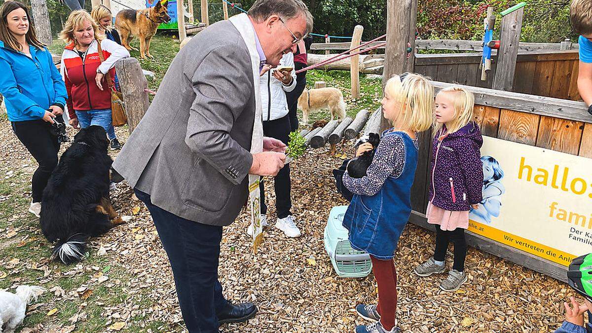 Der Dölsacher Dorfpfarrer Bruno Decristoforo segnete die tierischen Begleiter