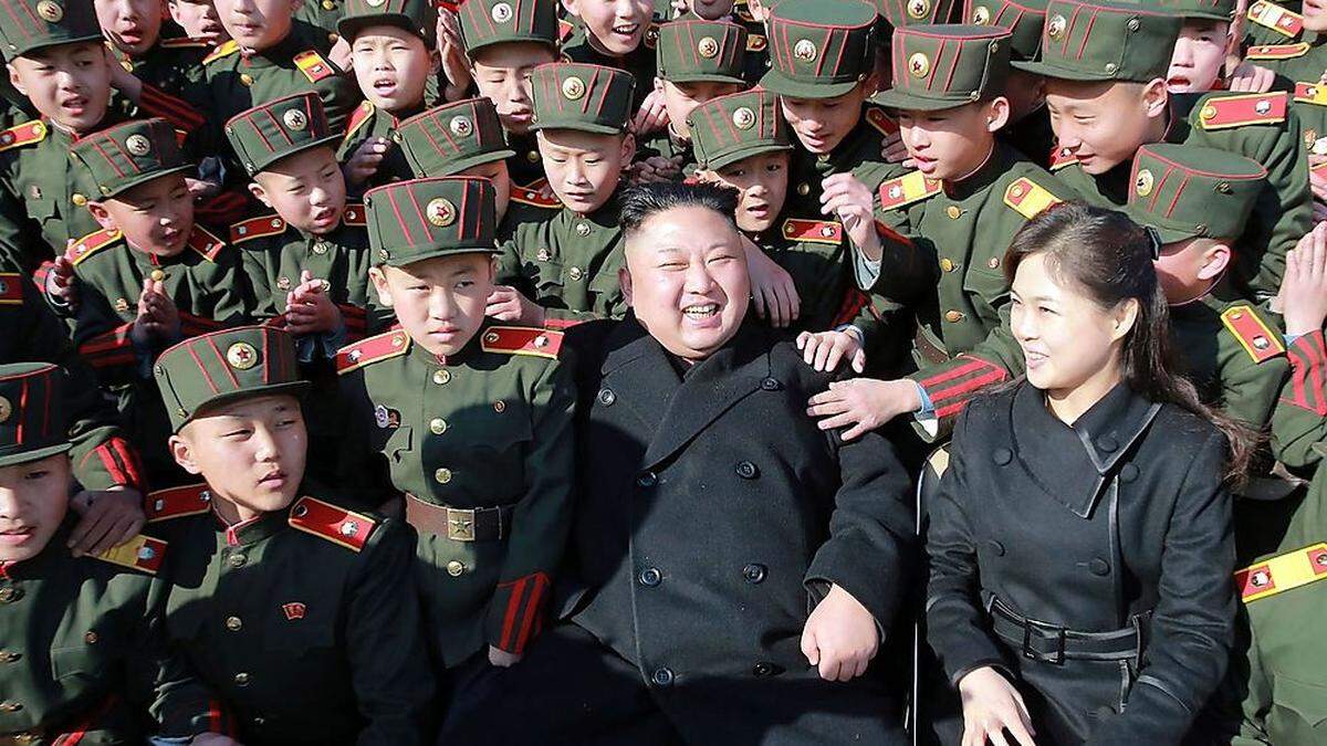 Kim, hier mit seiner Frau Ri Sol-ju beim Besuch einer Schule, jagte eine Rakete über Japan