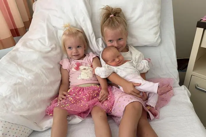 Romy (4) und Leni (2) freuen sich über ihre süße Verstärkung. Am 29. Juli durften sie ihre kleine Schwester Ilvy begrüßen. Mit 3105 Gramm und 49 Zentimetern startete der kleine Schatz ins Abenteuer Leben. Stolz auf ihr Mädelstrio sind Kristina und Matthias Grasser aus Mürzhofen.