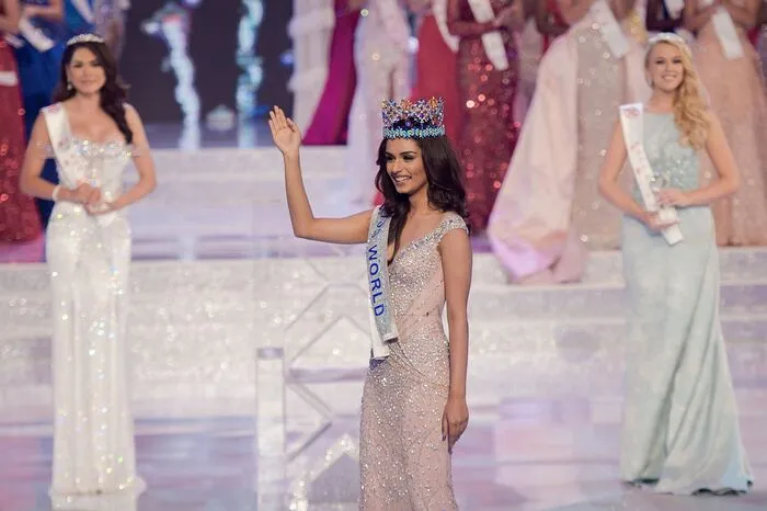Manushi Chhillar, die in ländlichen Gebieten ihrer Heimat Krankenhäuser eröffnen möchte, dankte ihren Unterstützern über den Kurzbotschaftendienst Twitter. "Das ist für Indien", schrieb die Schönheitskönigin.