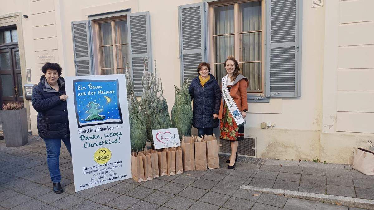 Beim Ausliefern der Bäume: Silvia Gutmann von Herzwerk (Mitte) mit Pastoralreferentin Renate Nika ( l.) und Christbaumprinzessin Martina Strohmeier (r.)