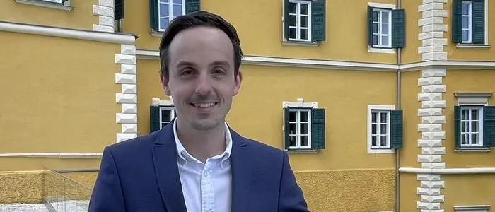 Zu sehen ist Hoteldirektor Thomas Haslauer im Innenhof des Schlosshotels Velden | Thomas Haslauer ist seit Mai Hotelchef in Velden