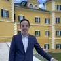 Zu sehen ist Hoteldirektor Thomas Haslauer im Innenhof des Schlosshotels Velden  | Thomas Haslauer ist seit Mai Hotelchef in Velden