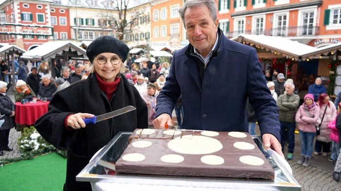 Dieses Jahr griff nicht nur Bürgermeisterin Elisabeth Blanik zum Messer – auch Tourismusobmann Franz Theurl half mit, das süße Backwerk in kleine Stücke zu teilen.