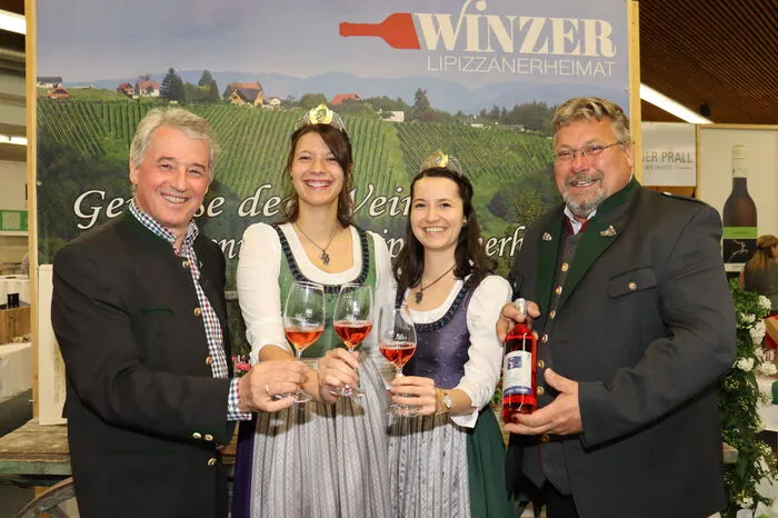 Unter den Anwesenden befanden sich Weinbaudirektor Werner Luttenberger, die Bürgermeister Franz Feirer, Erwin Dirnberger und Engelbert Huber und die Vizepräsidentin der Landwirtschaftskammer Steiermark, Maria Pein.