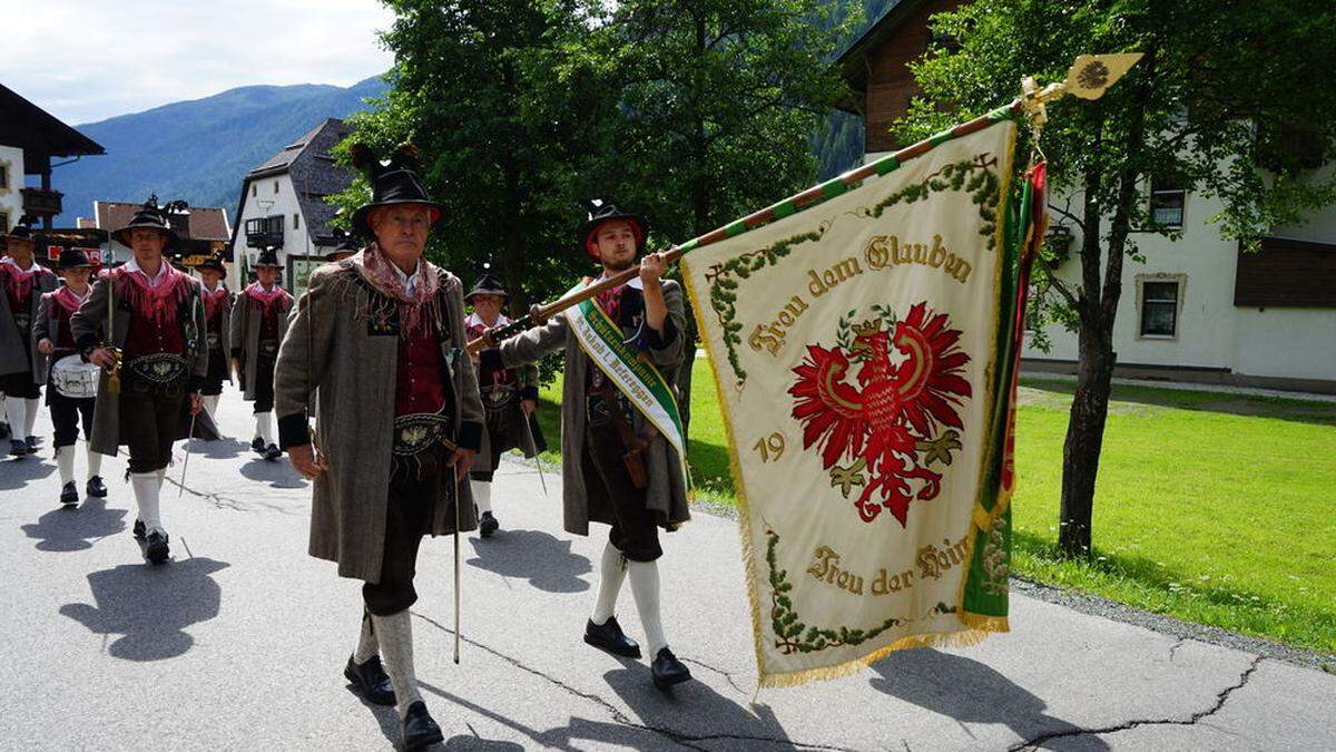 Anton Wieser marschierte neben Fähnrich Andreas Senfter auf. Wieser führte die Schützenkompanie St. Jakob als erster Hauptmann an