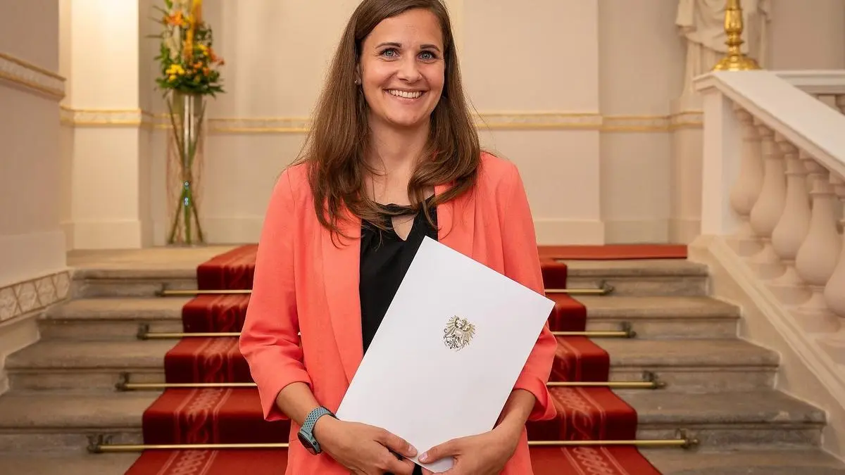 Polizistin Bettina Kienzer mit ihrem Bestellungsdekret