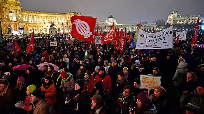 Laut vorläufigen Schätzungen der Wiener Polizei marschieren aktuell 17.000 Demonstranten durch die Innenstadt.