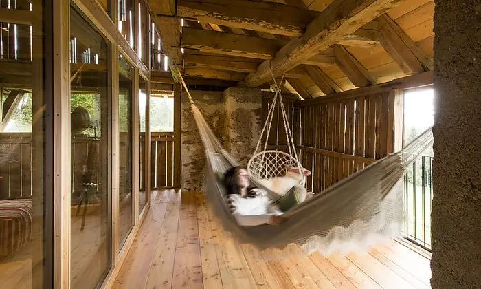 Die Galerie zwischen „Neubau“ und Stadelaußenwand ist gleichzeitig Wärme- und Kälteschutz, wettergeschützte Loggia und Aussichtsplattform