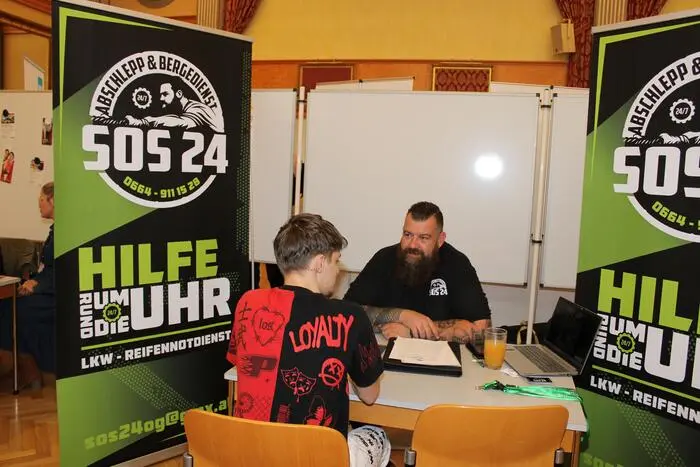Rund 500 Arbeitssuchende erkundigten sich bei 24 Unternehmen, gaben ihre Bewerbungen ab und hoffen nun auf einen Job.