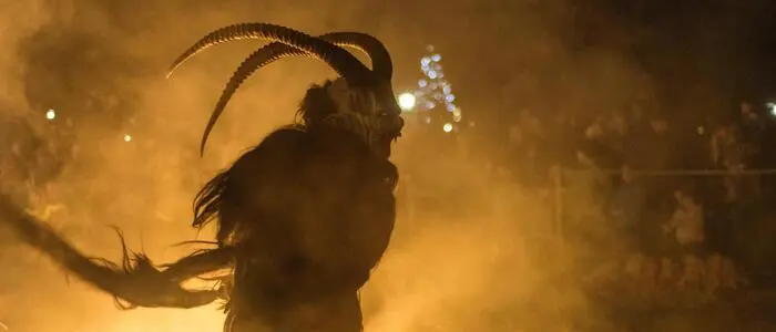 Aufnahme von einem Krampus in einer dichten Nebenschwade.