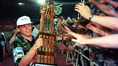 Arnold Wetl (Sturm) mit Pokal