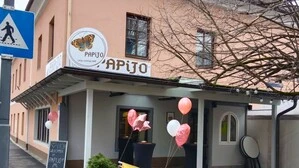 Die lachsfarbene Fassade des Lokals | Das „Papijo“ bei der Eröffnung 2023 – am 31. Dezember 2025 wird es zum letzten Mal öffnen; von einem Nachfolger keine Spur