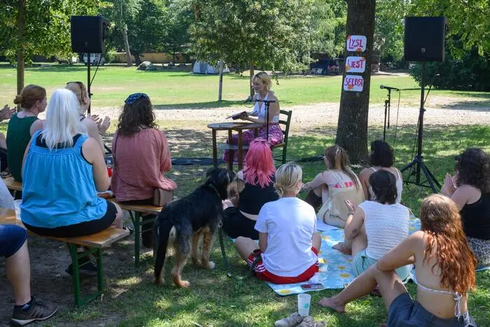 Das TimeOut Festival, organisiert von Malu Lasinger und Charly Vozenilek, bot an zwei Tagen ein abwechslungsreiches Programm mit alternativer Musik, Lesungen und Kunstworkshops.