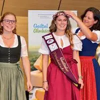 Lea Rieder (Mitte) ist die neue Käse-Botschafterin