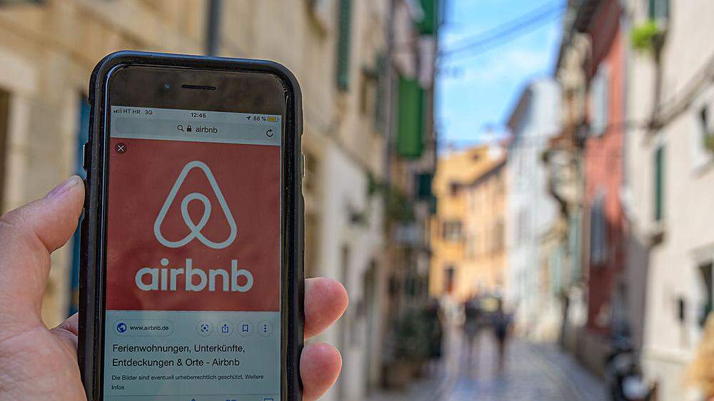 Wie geht man mit Online-Buchungsplattformen wie Airbnb um?
