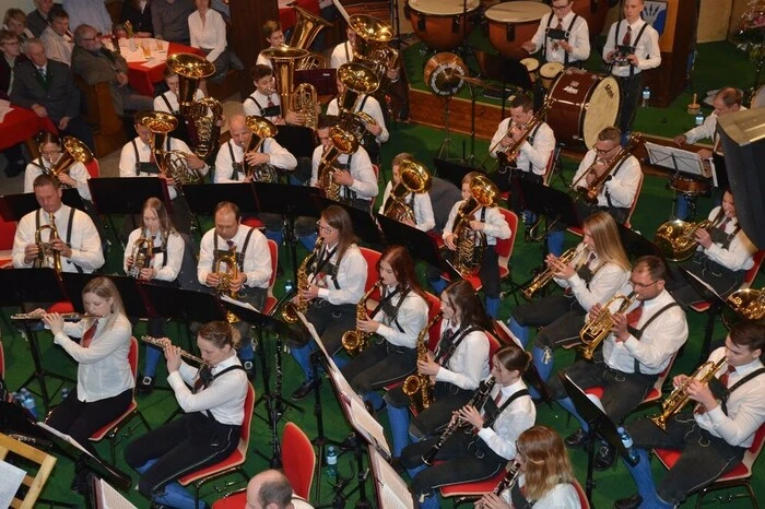Gratulation galt der Jugend für das Leistungsabzeichen: Silber Valentina Rieger, Bronze Viktoria Petzl und Jonas Petzl sowie Junior Emily Schaffer. Erna Wurzer wurde aufgrund ihrer Verdienste um den Musikverein die Ehrenmitgliedschaft verliehen.