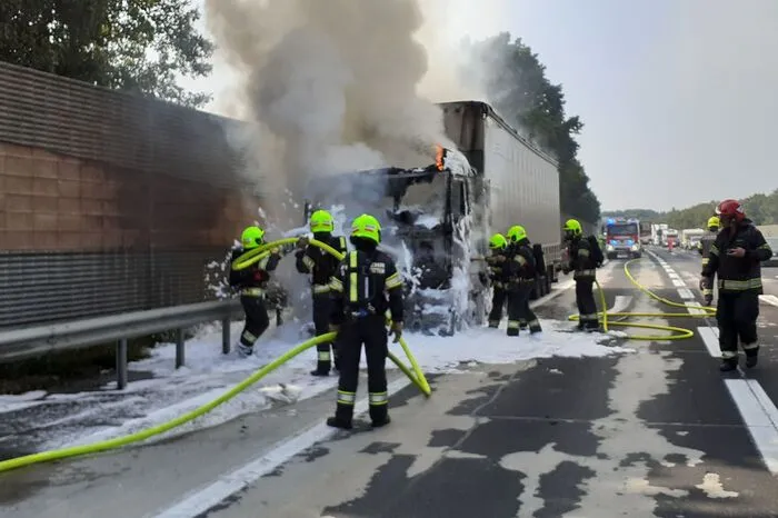Als plötzlich die Motorkontrollleuchte aufleuchtete, blieb der 22-Jährige am Pannenstreifen stehen. 