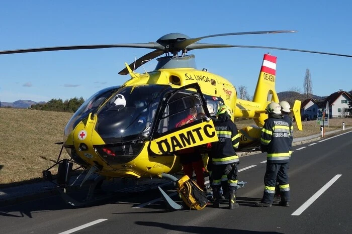 Die Unfallgegnerin, eine 23-Jährige, wurde im Fahrzeug eingeklemmt und schwer verletzt.