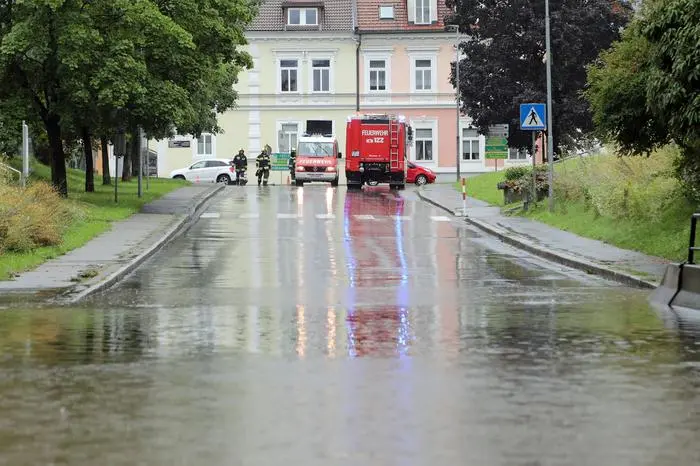 Auch Unterführungen standen unter Wasser