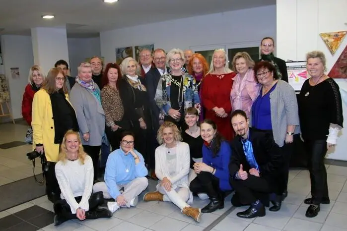 Der Initiatorin Michaela Lukmann, bekannt unter dem Künstlernamen Arthena Maxx ist es gelungen, auf zwei Ebenen und in vier Galeriebereichen interessante Ausstellungen zu den Themen „Womenismus by Mikizzaner“ mit Werken von 29 Kunstschaffenden, „NFTismus“ & Weltfrieden“ (19 KünstlerInnen) sowie zehn Jahre Arthena Maxx auf die Beine zu stellen.
