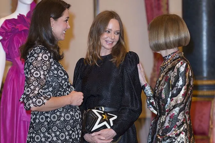 Es geht darum, das Potenzial handwerklicher Modekompetenzen hervorzuheben und neue Netzwerke zu schaffen. Beim Treffen in den royalen Räumlichkeiten mit dabei waren neben Herzogin Kate, Designerin Stella McCartney (Mitte) Mode-Expertin Anna Wintour.
