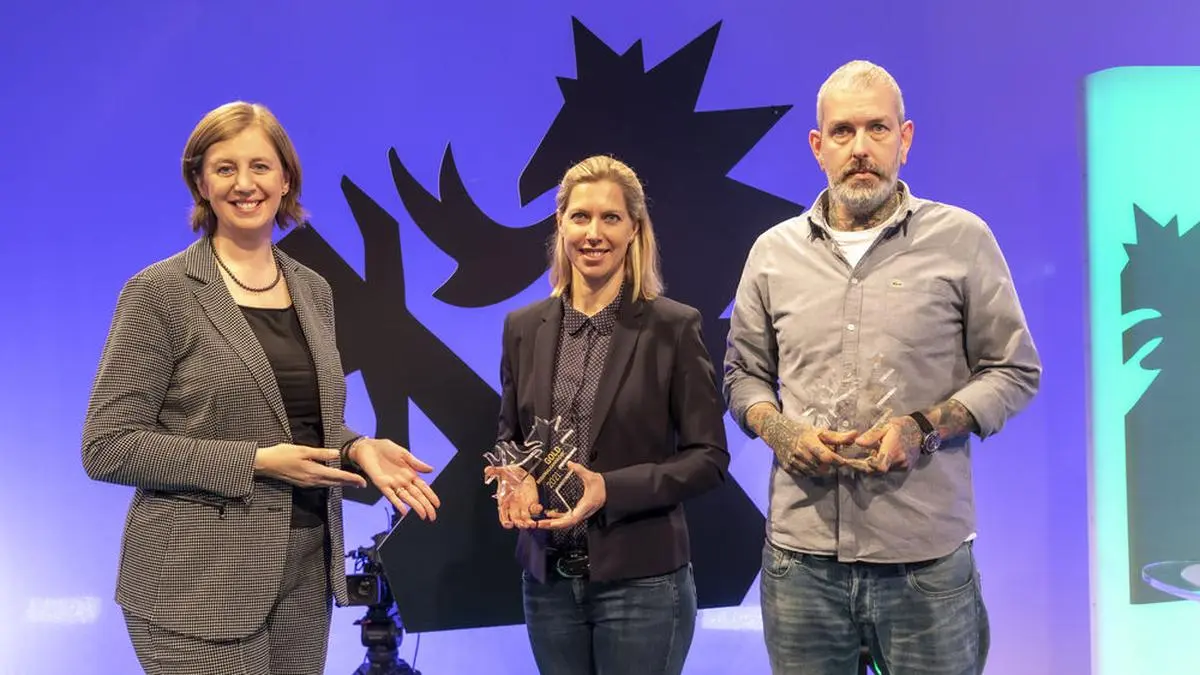 Von rechts: Stefan Unger (moodley brand identiy) mit Marion Kreiner (Verein Active Cities) und Wirtschaftslandesrätin Barbara Eibinger-Miedl