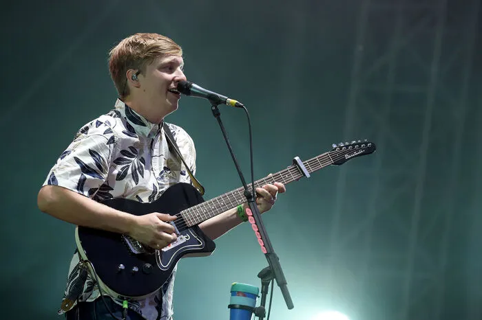 Einer der vielen britischen Künstler des Tages, George Ezra, auf der Space Stage...