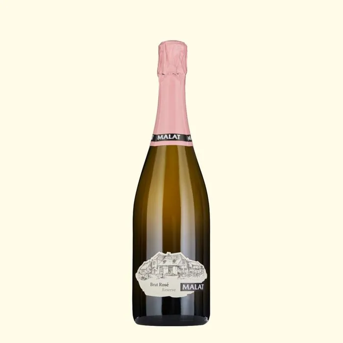 <strong>Weingut Malat „Brut Rosé Reserve“:</strong> 100 Prozent Pinot Noir, 40 Monate auf der Hefe. Feingliedrige Beerenfrucht, enorme Trinkfreude, dabei stets unaufdringlich. Ein Rosé, der zu Rind und Wild ebenso passt wie solo – und beides kann. <strong>Preis:</strong> 37 Euro