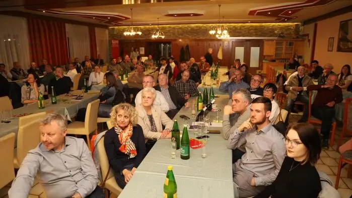 Zahlreiche Feldbacherinnen und Feldbacher folgten der Einladung zur Podiumsdiskussionsreihe „Reden wir“ am Mittwochabend ins Gasthaus Kleinmeier in Feldbach