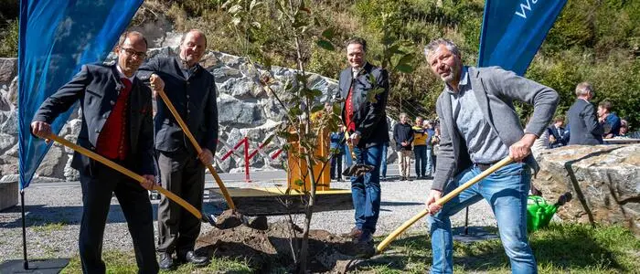 Johann Kraler, Josef Geisler, Norbert Totschnig und Franz Schneider bei der Fertigstellungsfeier in Heinfels