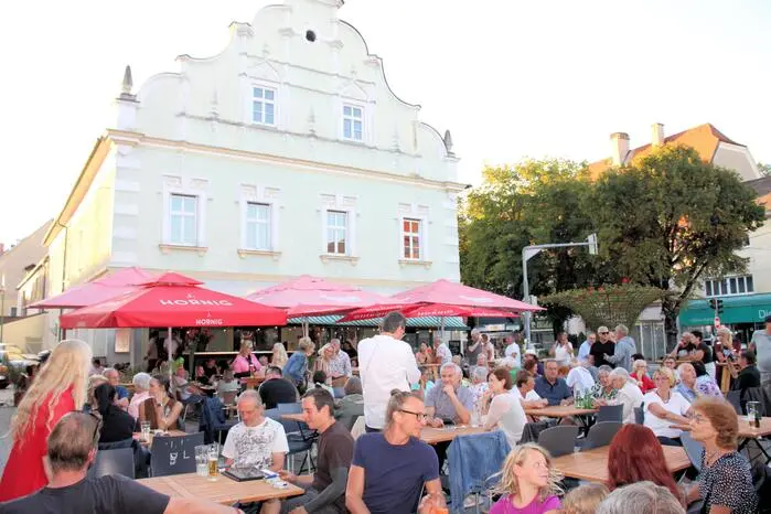Mit Eigenkompositionen sowie Covern von bekannten Songs von ABBA, Anastacia, Sting, Eric Clapton, Stevie Wonder oder Prince aus den letzten fünf Jahrzehnten begeisterte Corry Gass (unter anderem 20 Jahre Background-Sängerin bei OPUS) mit ihrer fantastischen Stimme die vielen Besucher vor der Michaelikirche in Voitsberg. 