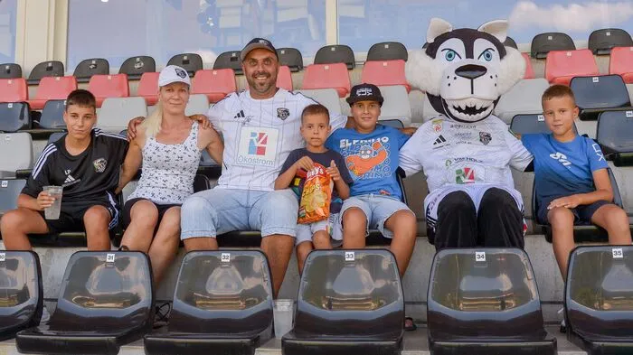 Der RZ Pellets WAC lud zu seinem traditionellen Fan-Opening in die Lavanttal Arena. Für die vielen Fans gab es ein buntes Programm mit Hüpfburgen, Riesenwuzzler, toller Musik von der Antenne Kärnten und ein spezielles Kinderprogramm vom Fanclub „Die Schatteneinheit“. Höhepunkt war die Autogrammstunde mit den WAC-Spielern nach dem klaren 6:2 Testspielsieg gegen Kapfenberg.