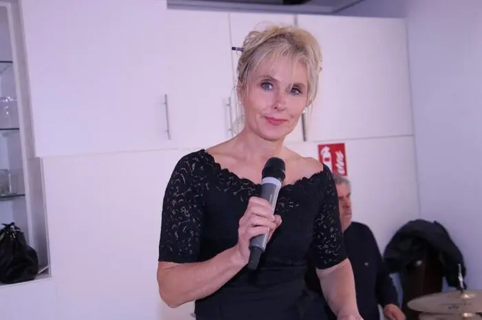 Organisatorin Evelyne Oswald vom Stadtmarketing sprach über die beiden Künstler und deren Werk. 