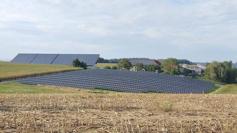 Photovoltaikanlage auf einer Grünfläche in Niederösterreich