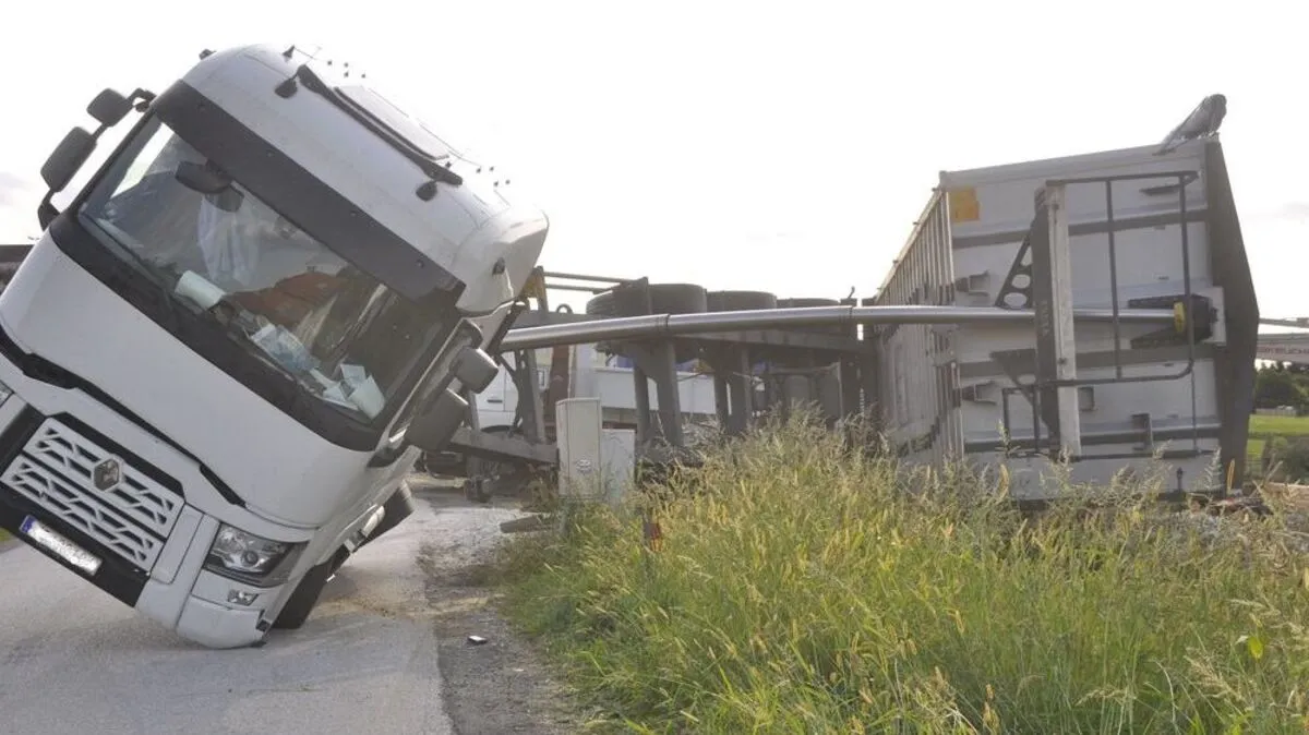 Beim Abladen von Schotter bekam der Sattelschlepper Übergewicht