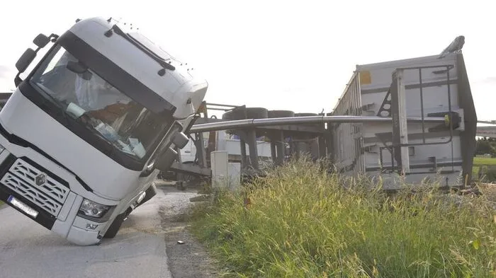 Beim Abladen von Schotter bekam der Sattelschlepper Übergewicht
