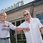 Walter Jarz (rechts) übergibt an Franchisenehmer Rudolf Ringhofer. Der Big Mac bleibt sein Favorit.